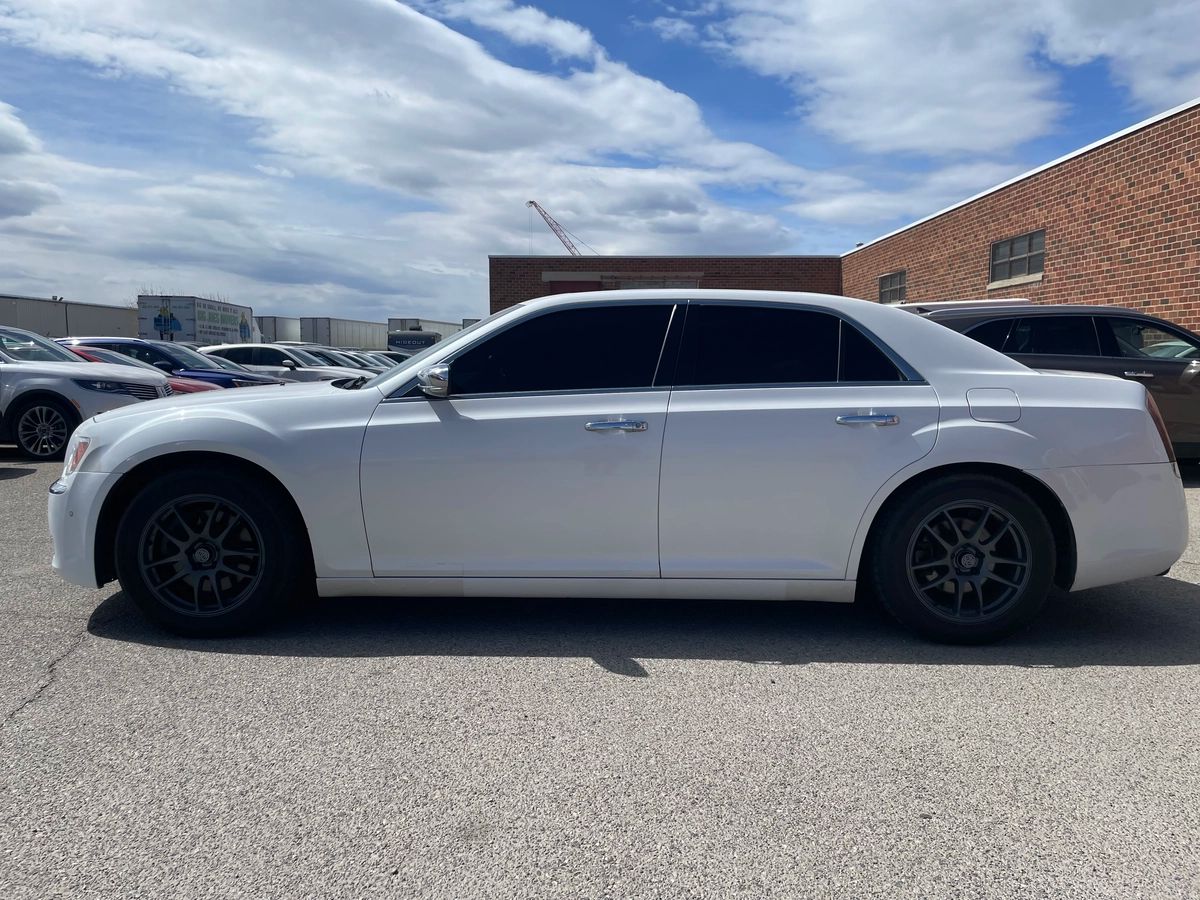 2012 Chrysler 300 - Image 7
