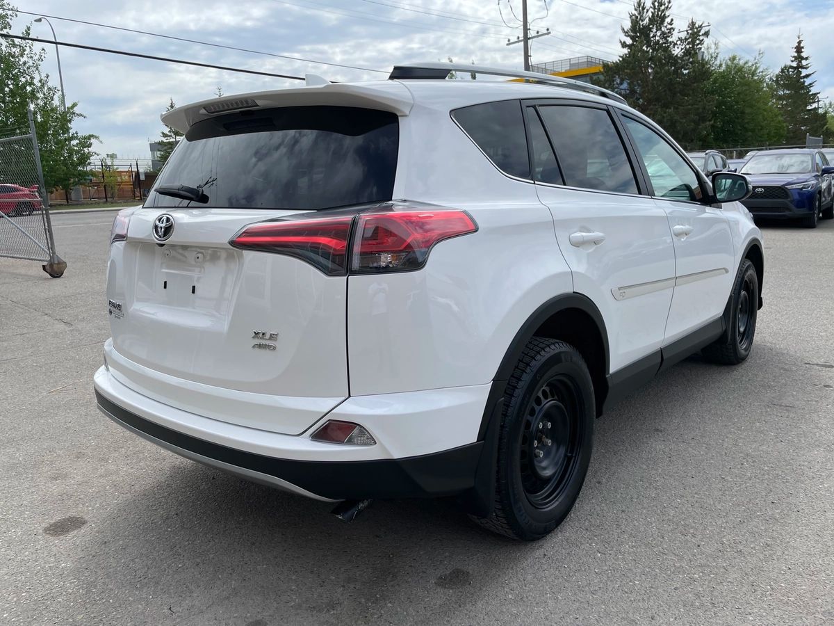 2017 Toyota RAV4 - Image 6