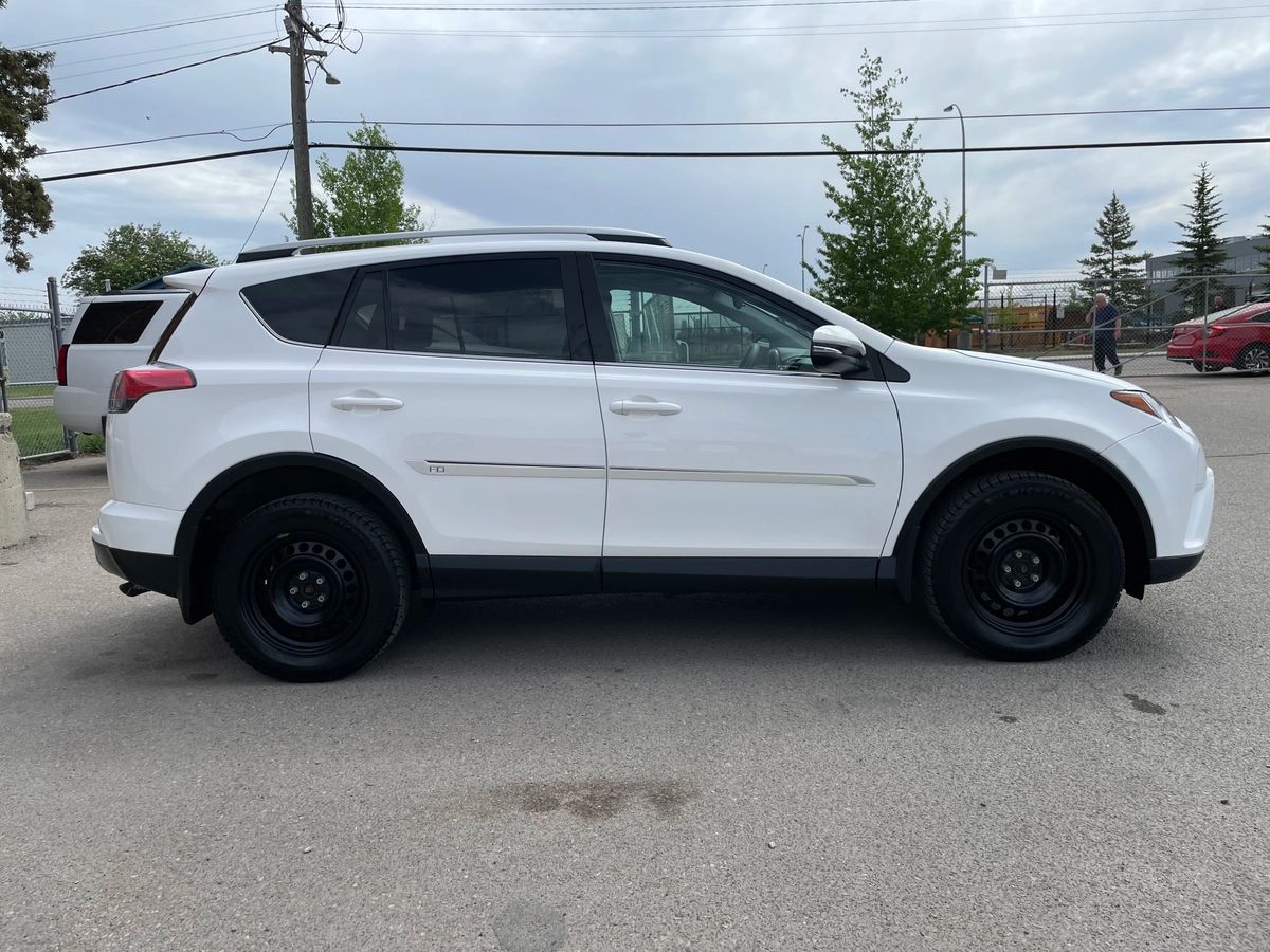 2017 Toyota RAV4 - Image 5