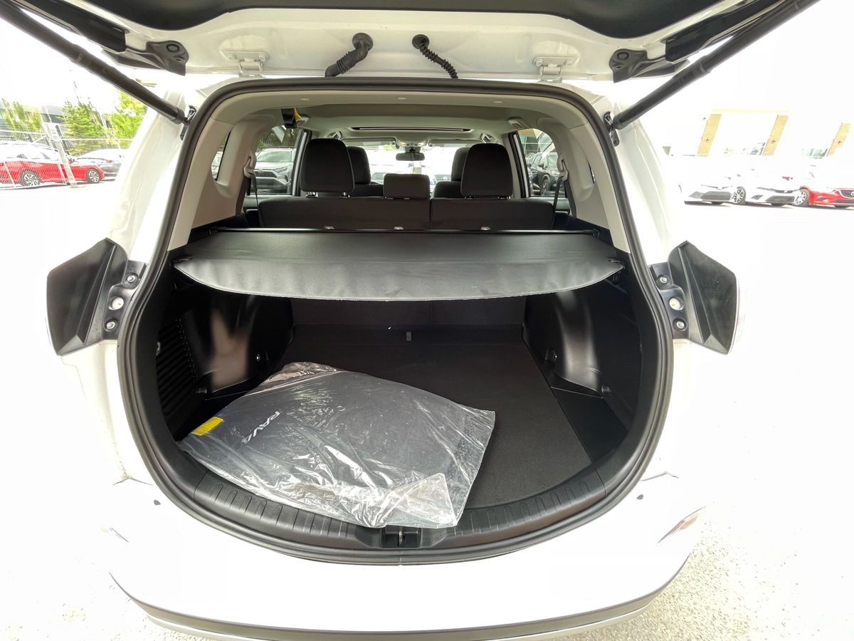 2017 Toyota RAV4 - Image 16