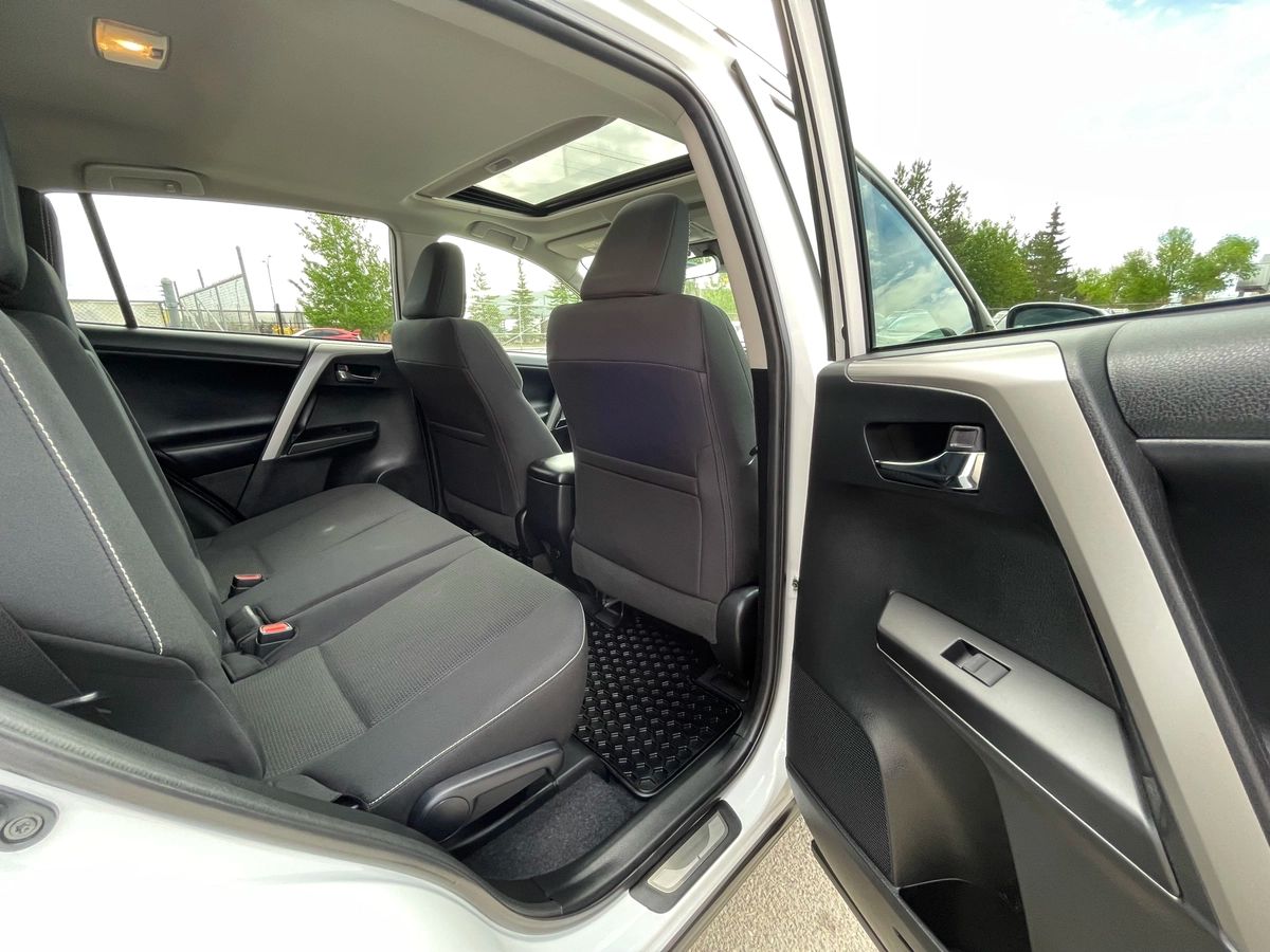2017 Toyota RAV4 - Image 18