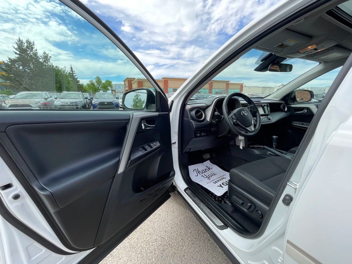2017 Toyota RAV4 - Image 9