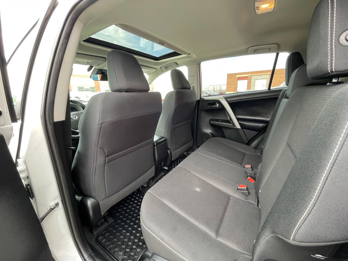 2017 Toyota RAV4 - Image 14