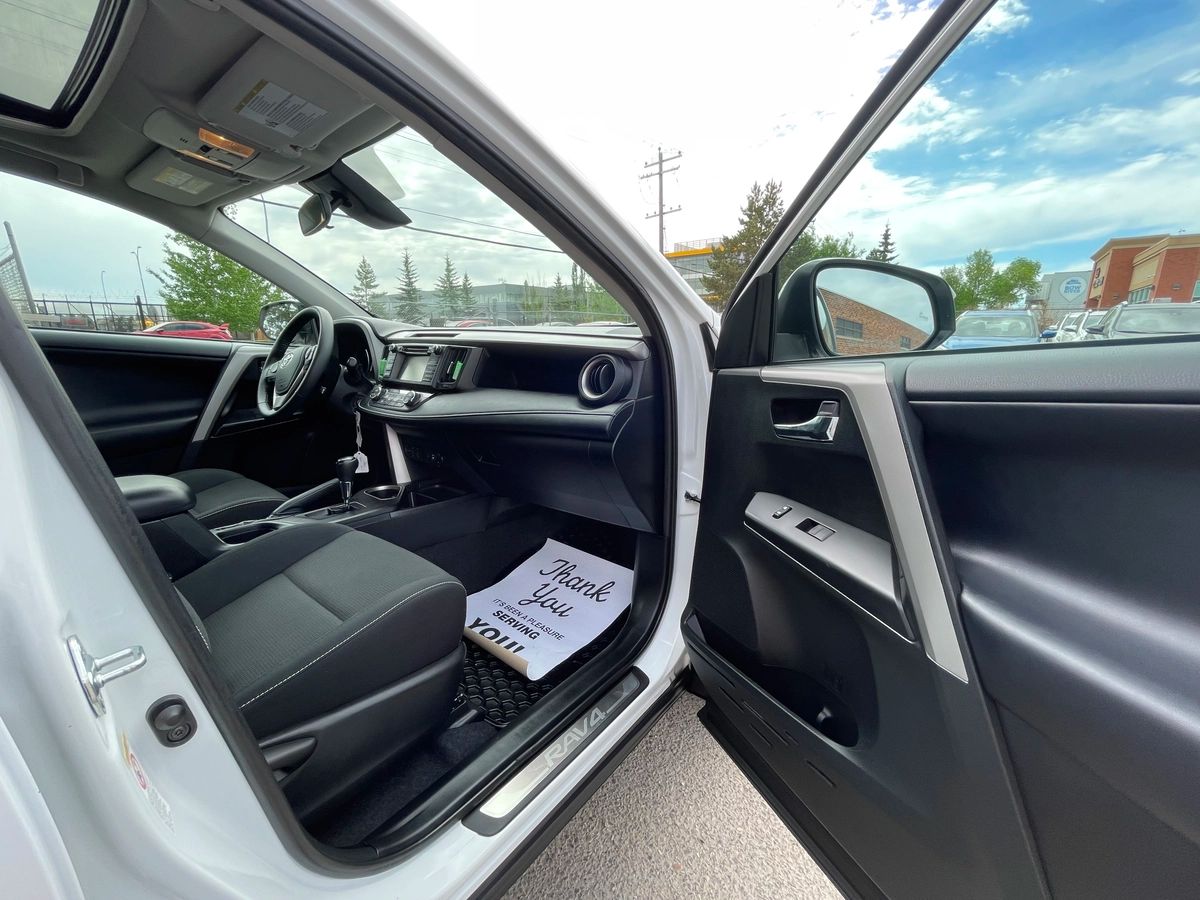 2017 Toyota RAV4 - Image 21