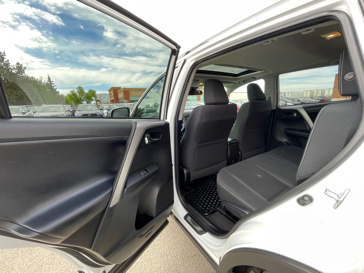 2017 Toyota RAV4 - Image 13