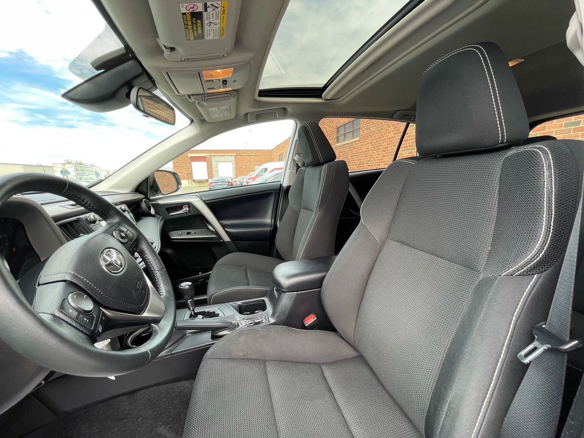 2017 Toyota RAV4 - Image 12