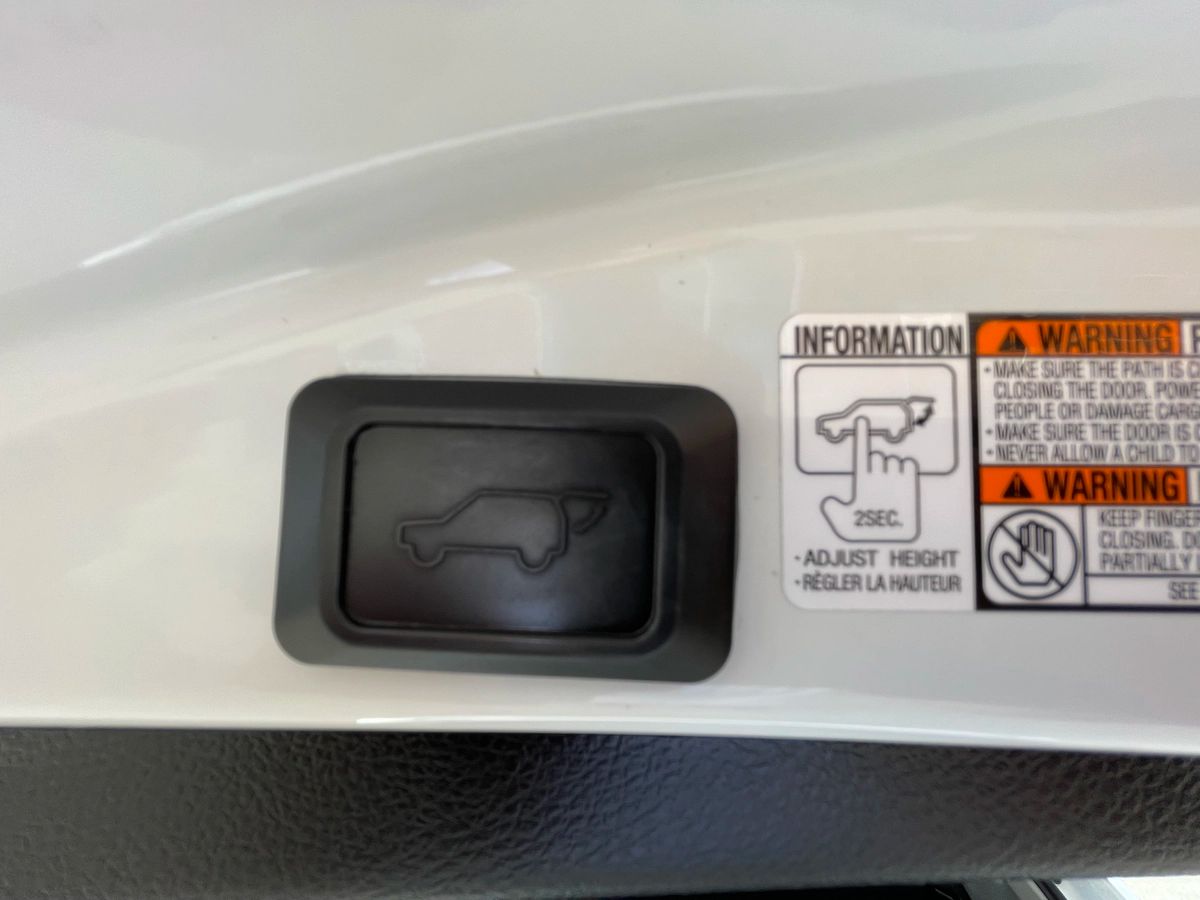 2017 Toyota RAV4 - Image 17