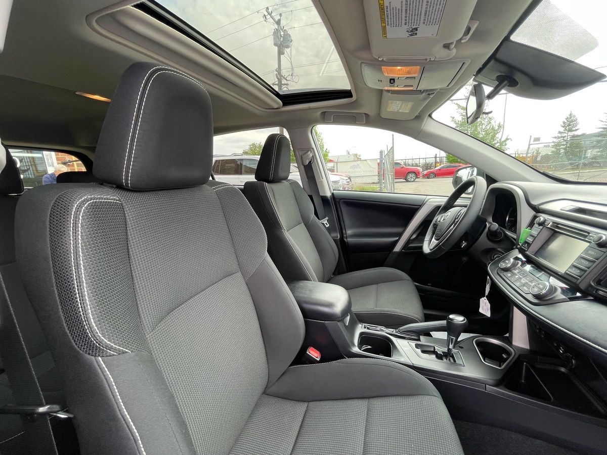 2017 Toyota RAV4 - Image 24