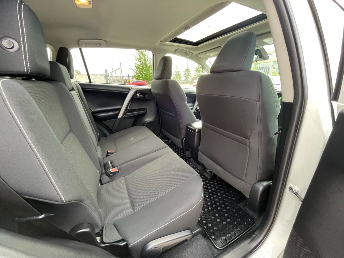 2017 Toyota RAV4 - Image 19