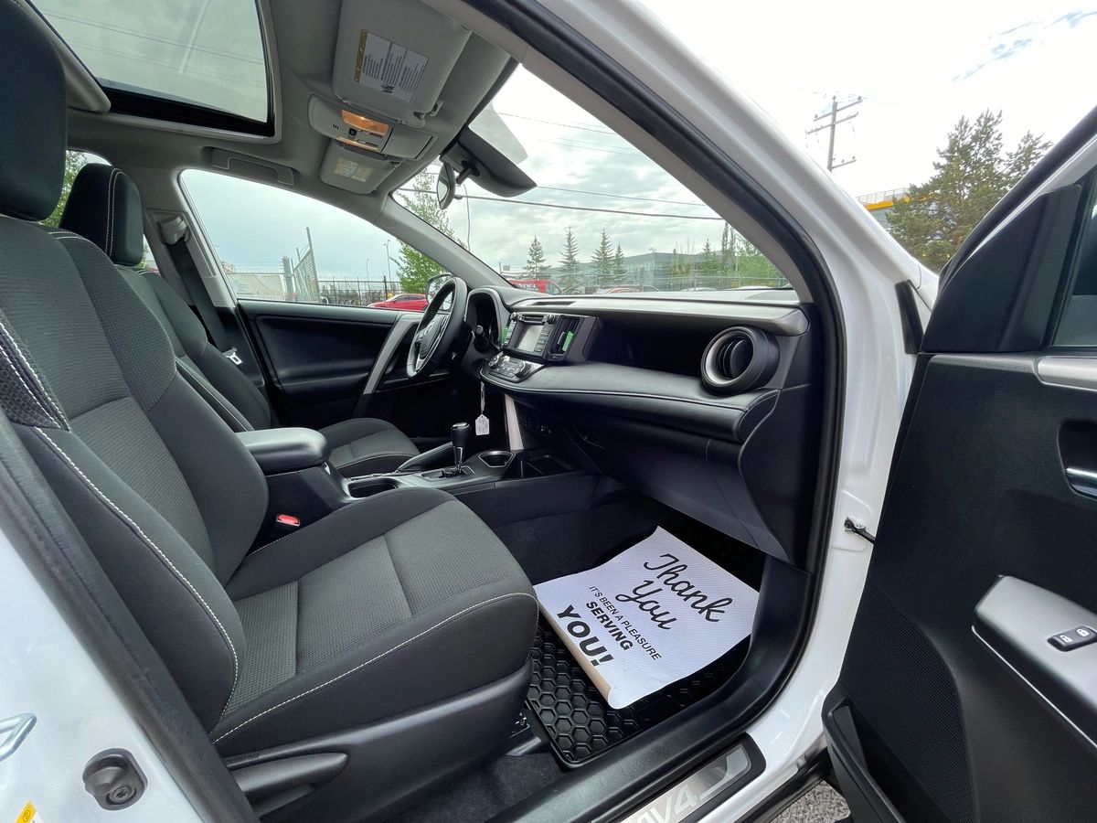 2017 Toyota RAV4 - Image 22