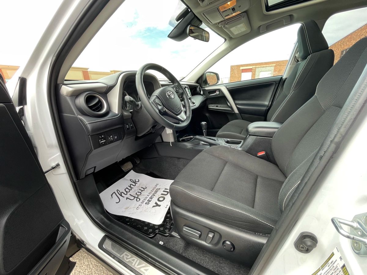 2017 Toyota RAV4 - Image 10