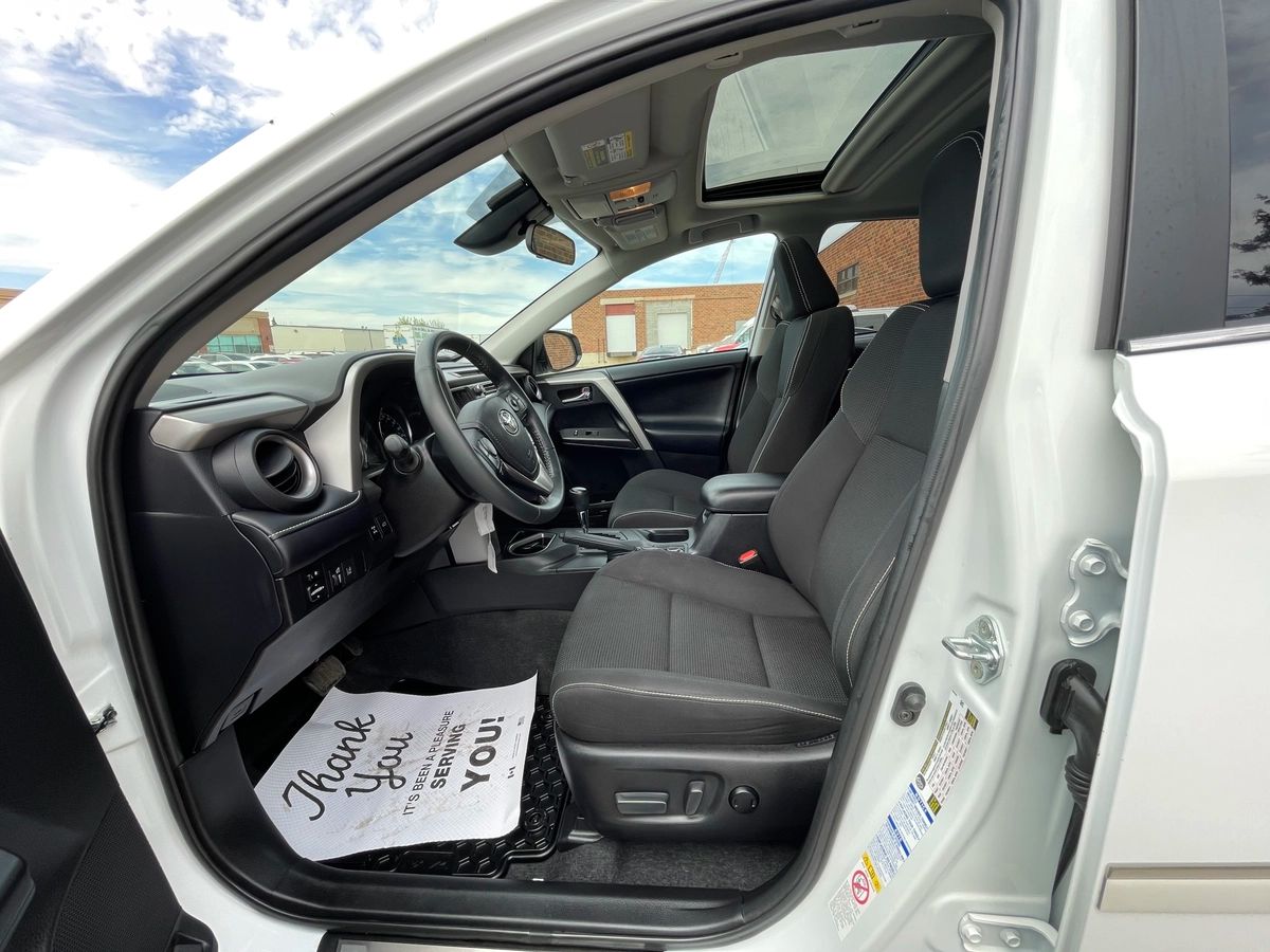 2017 Toyota RAV4 - Image 11