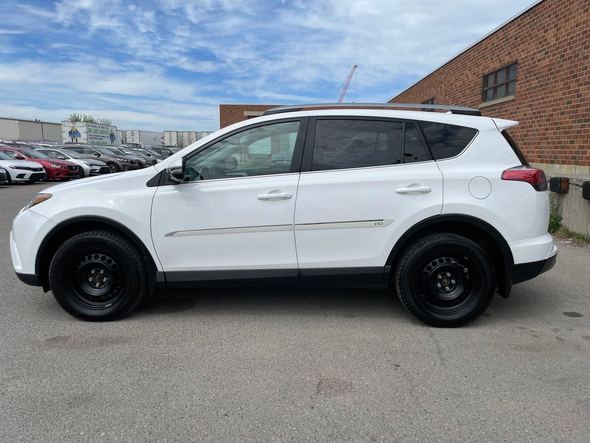 2017 Toyota RAV4 - Image 7