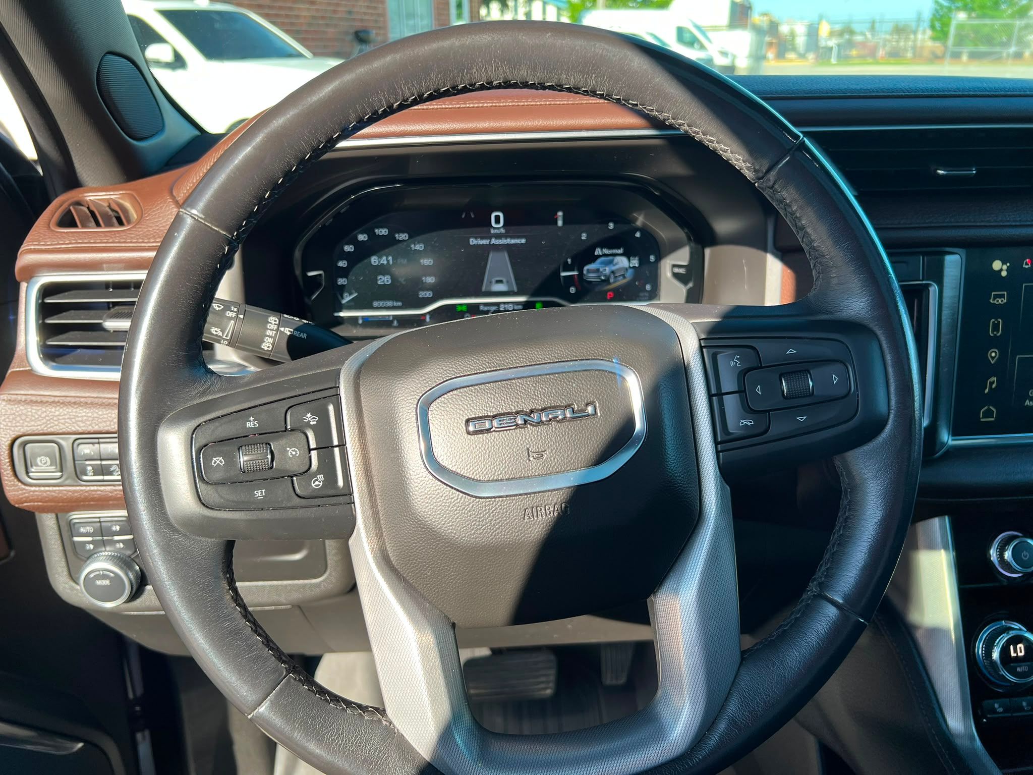 2022 GMC Yukon - Image 21