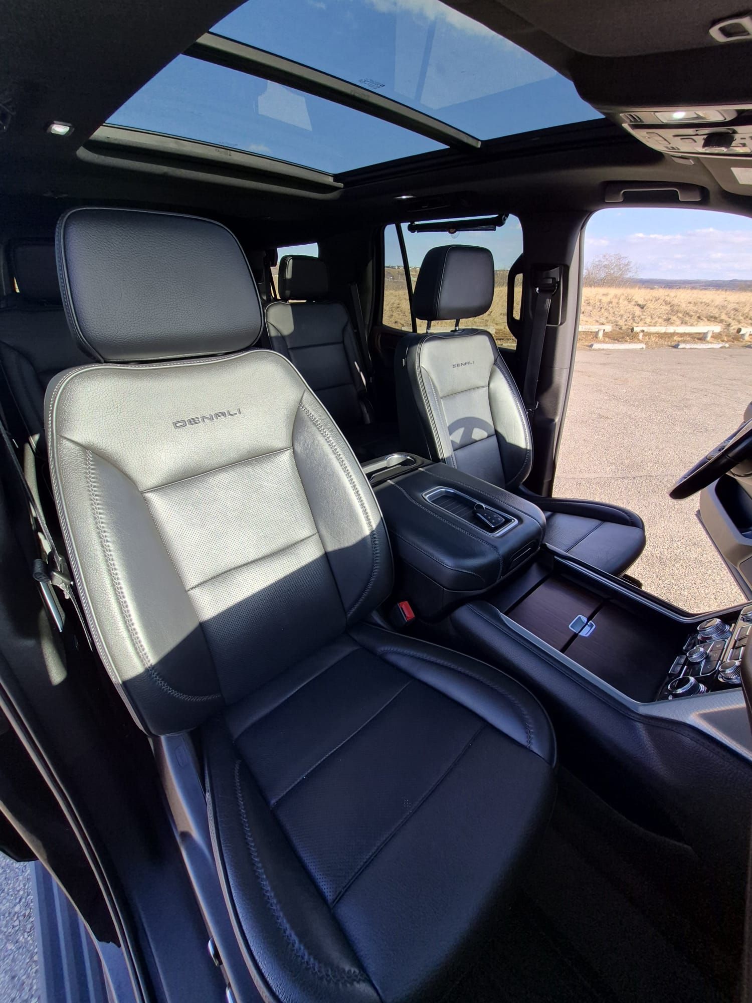 2022 GMC Yukon - Image 24