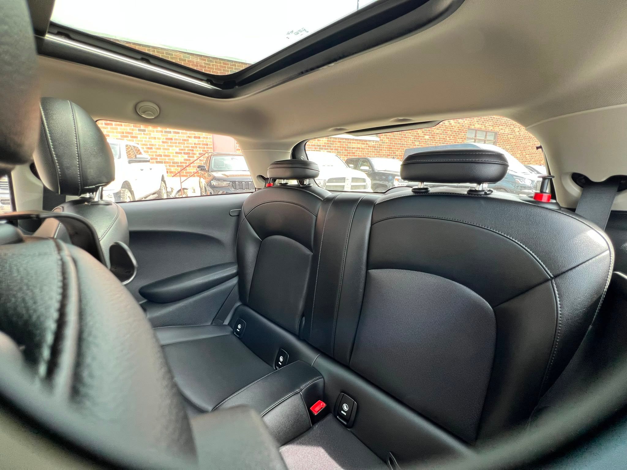 2015 MINI Cooper - Image 11