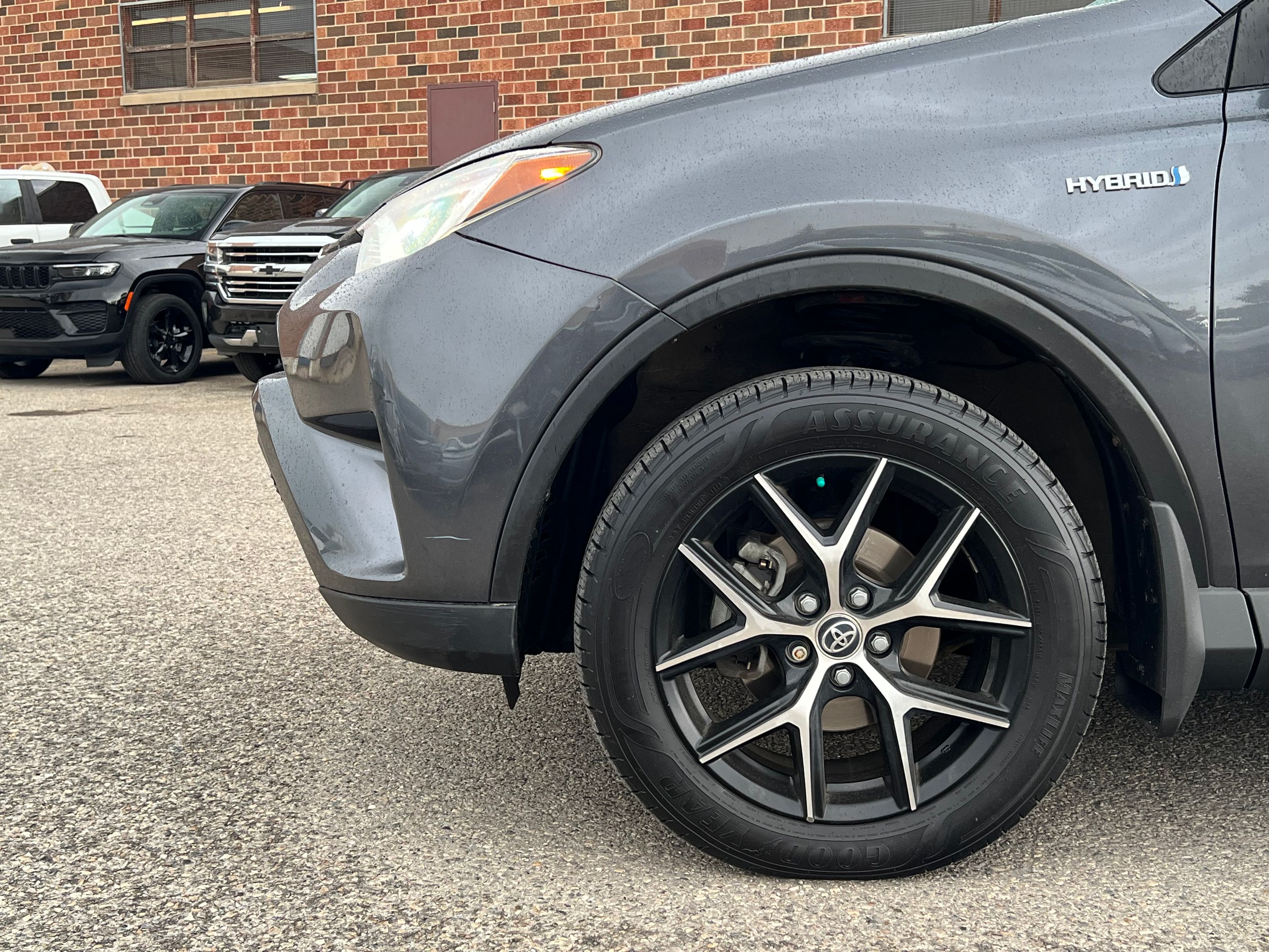 2017 Toyota RAV4 - Image 10