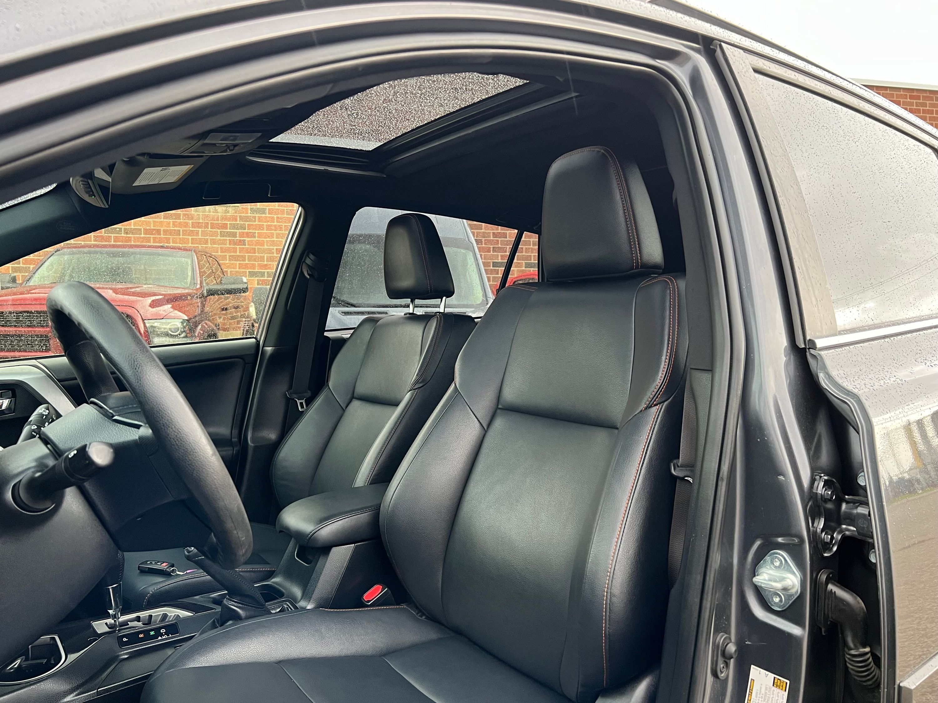 2017 Toyota RAV4 - Image 12