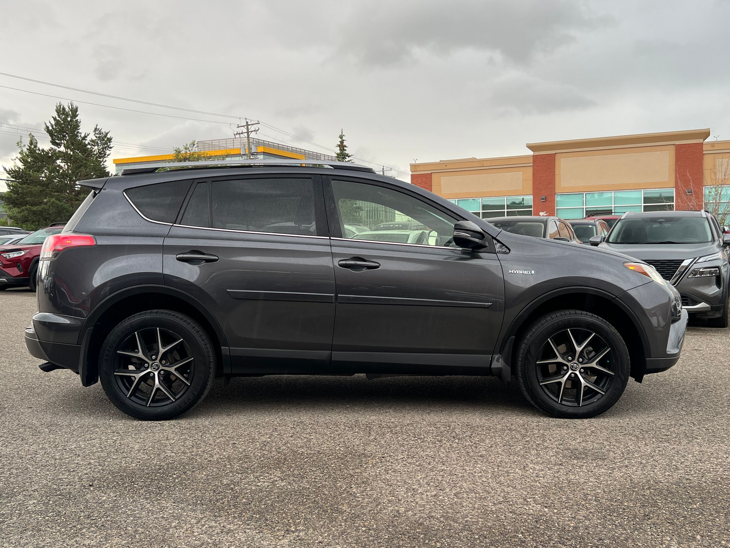 2017 Toyota RAV4 - Image 8
