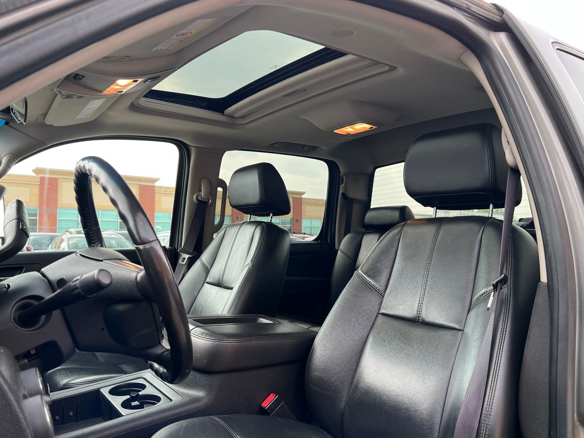 2007 GMC Sierra 2500HD - Image 11