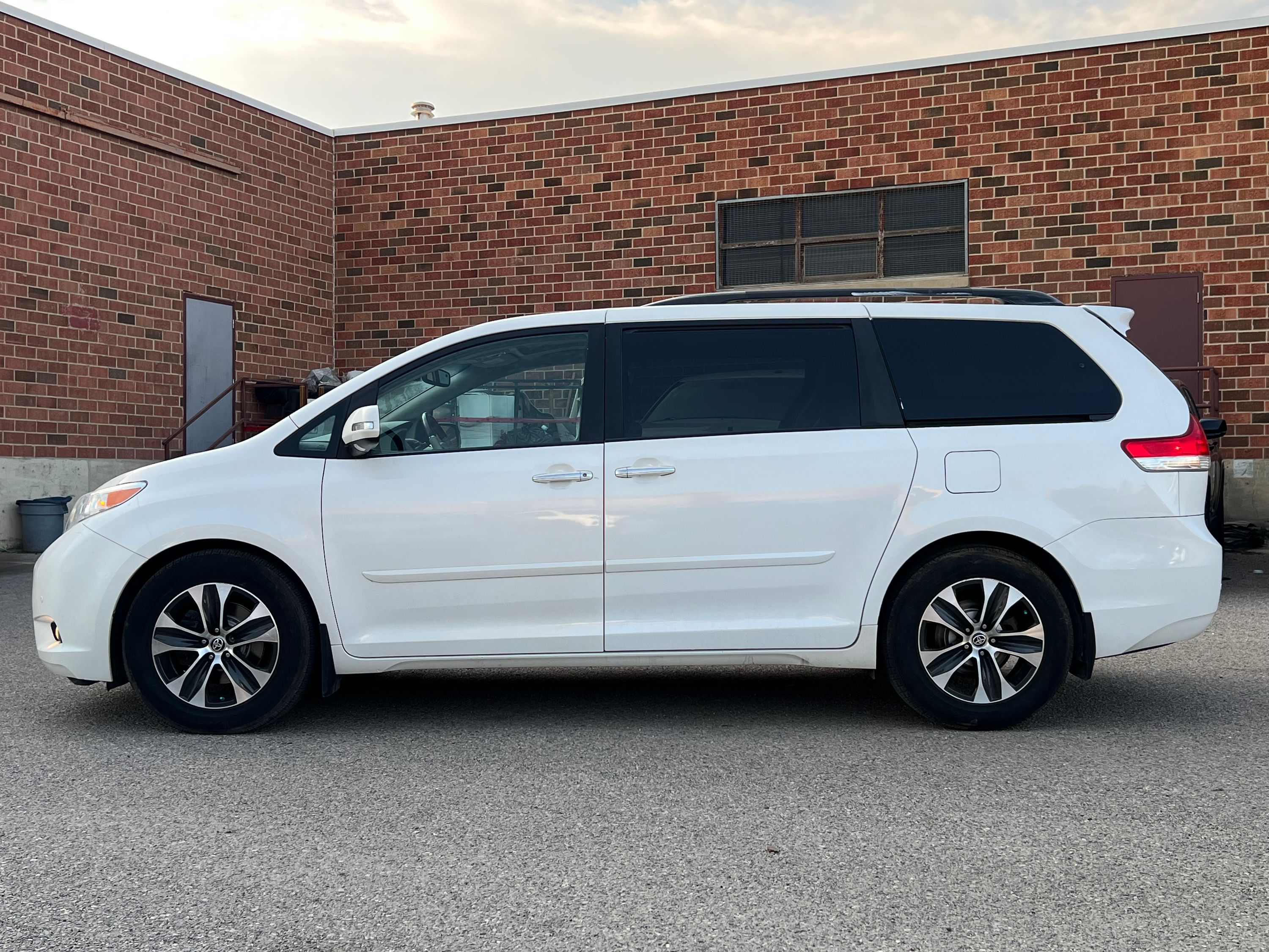2014 Toyota Sienna - Image 4