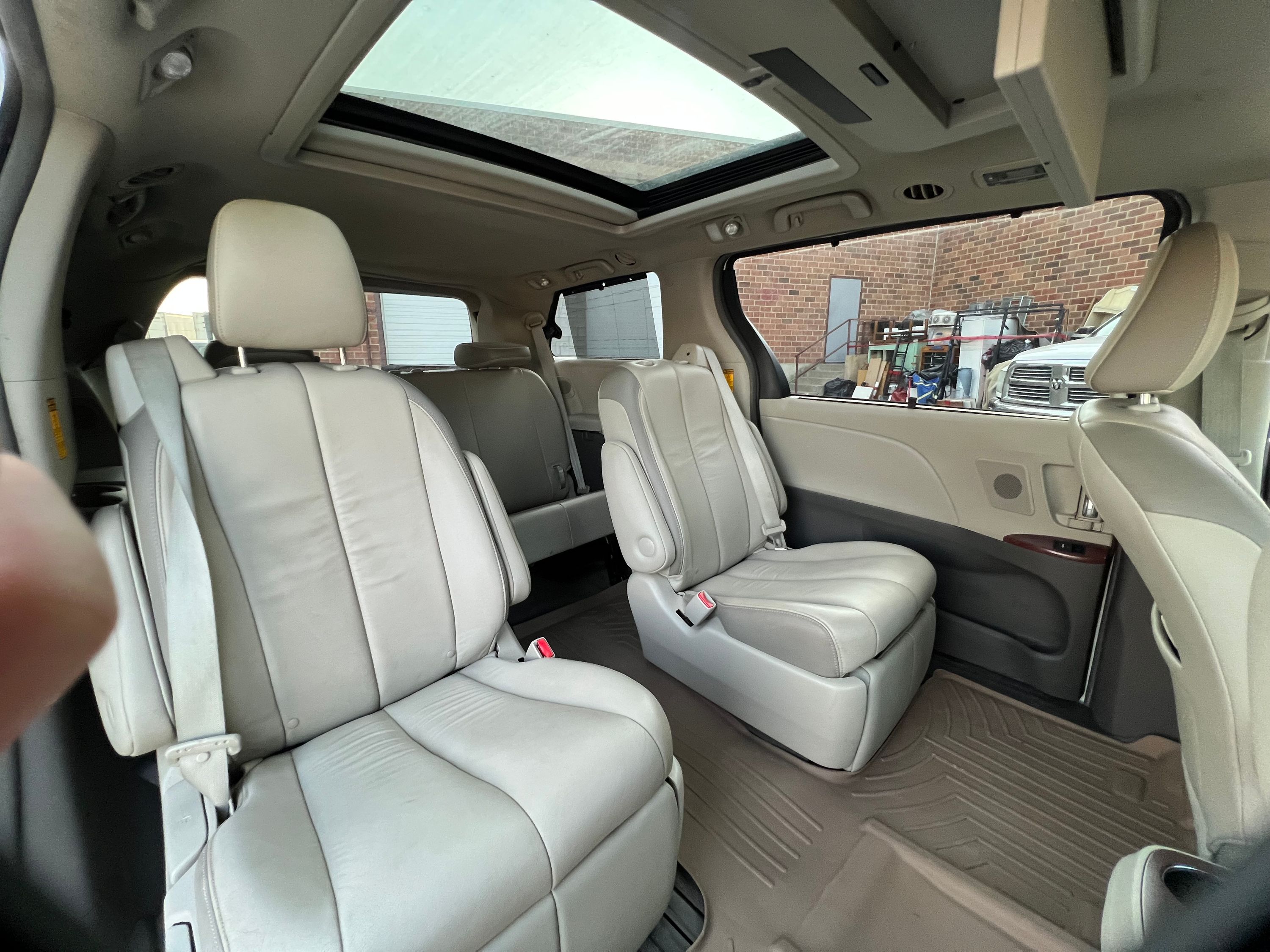 2014 Toyota Sienna - Image 13