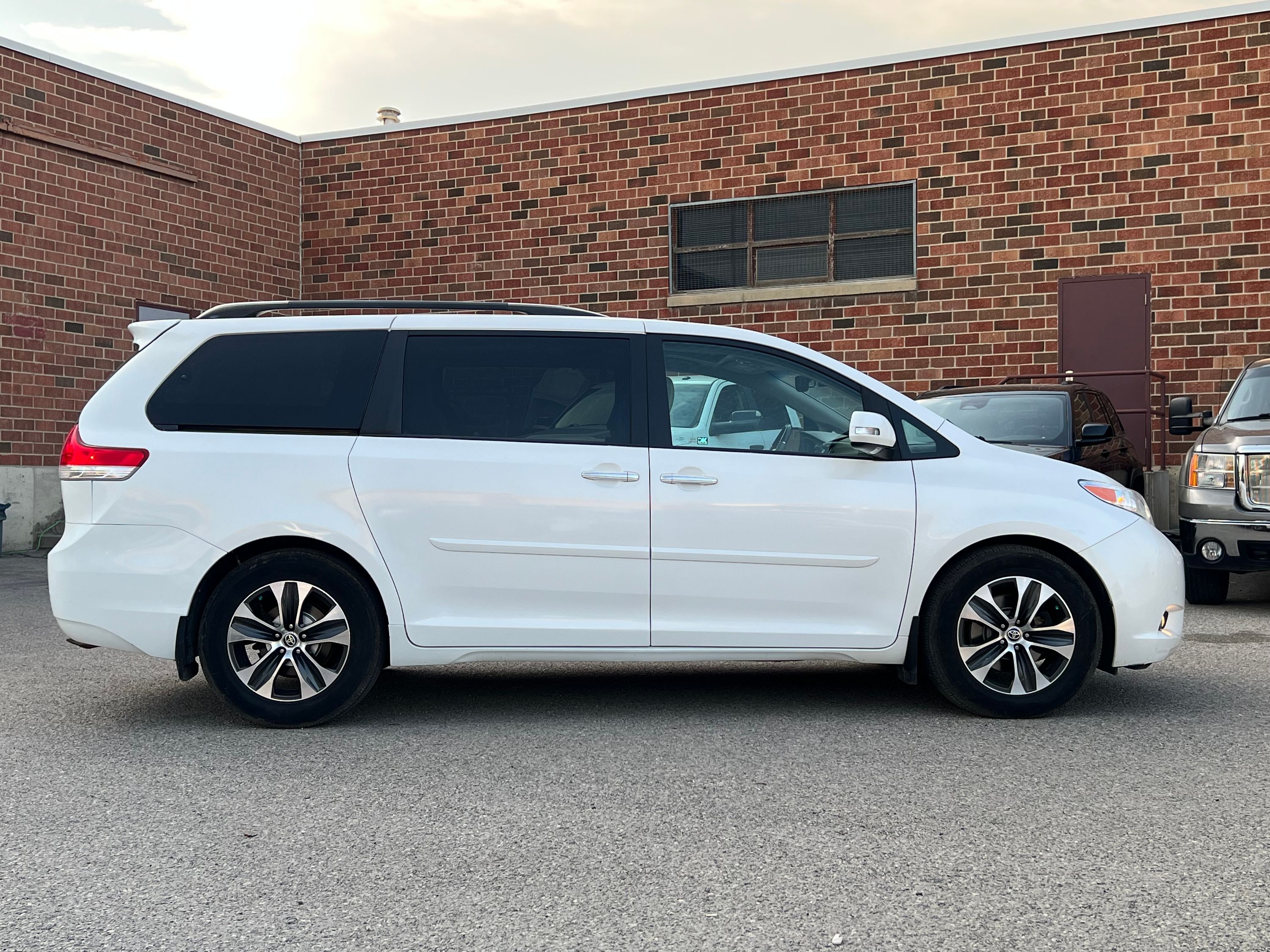 2014 Toyota Sienna - Image 8