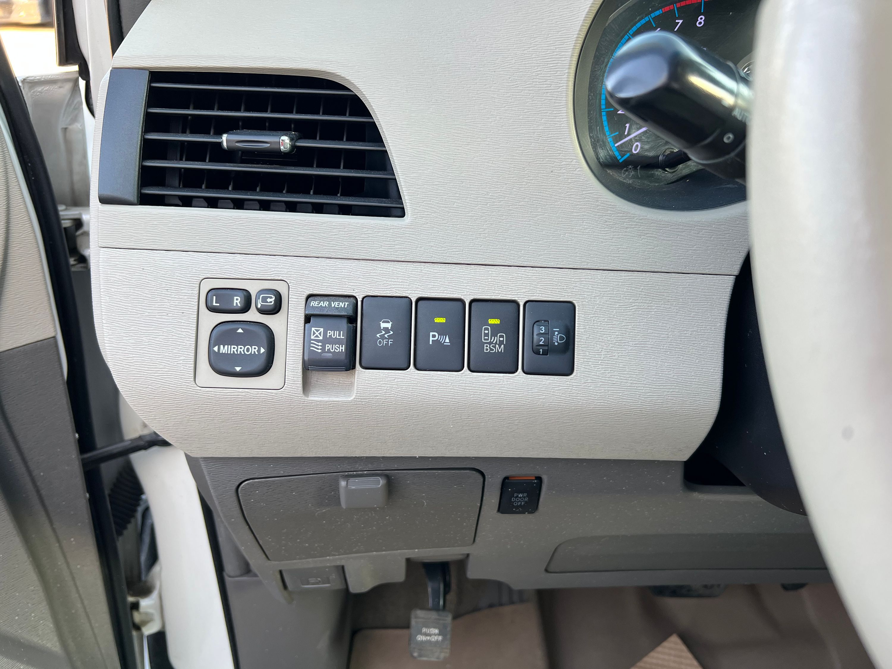2014 Toyota Sienna - Image 17