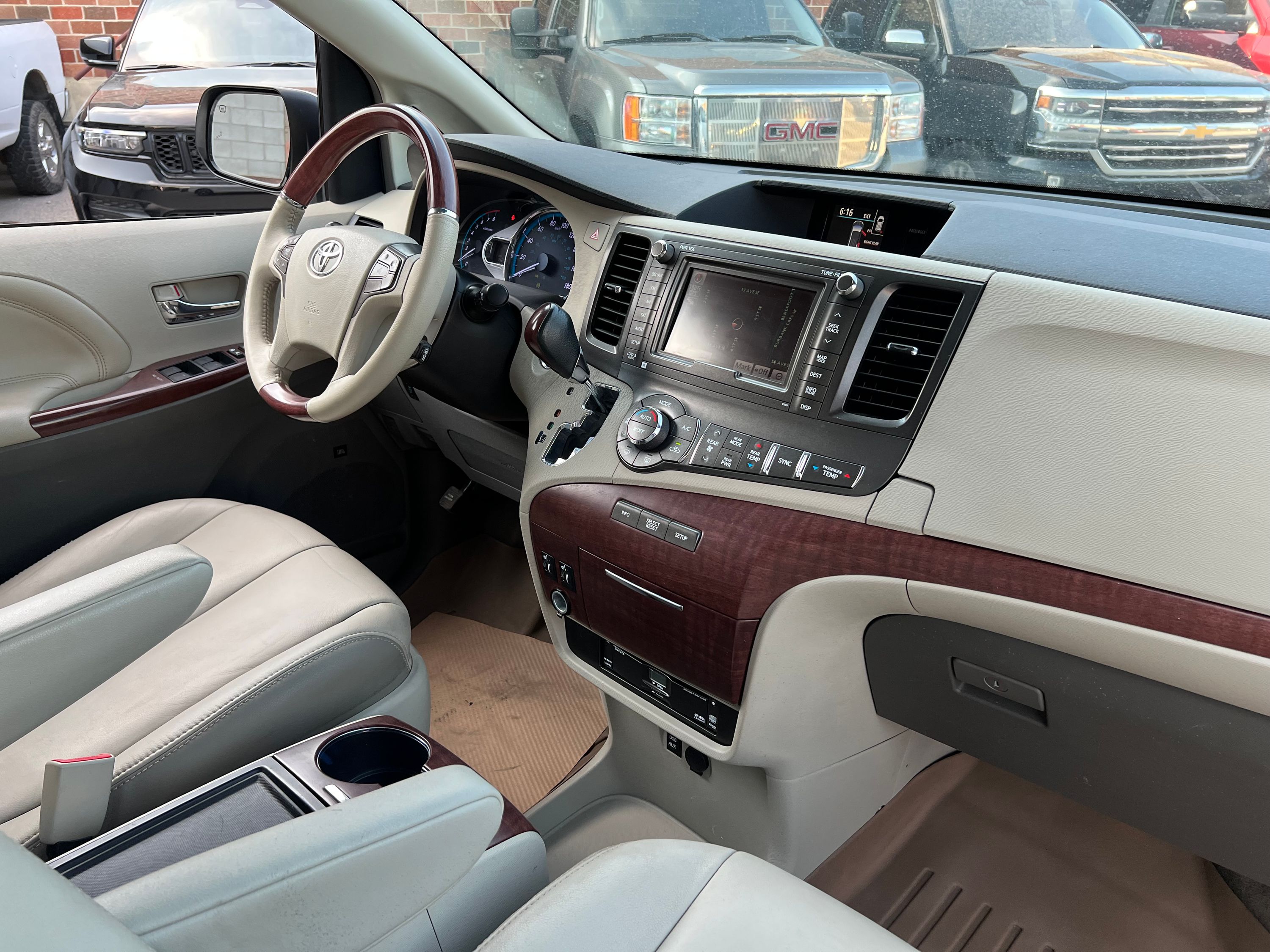 2014 Toyota Sienna - Image 12