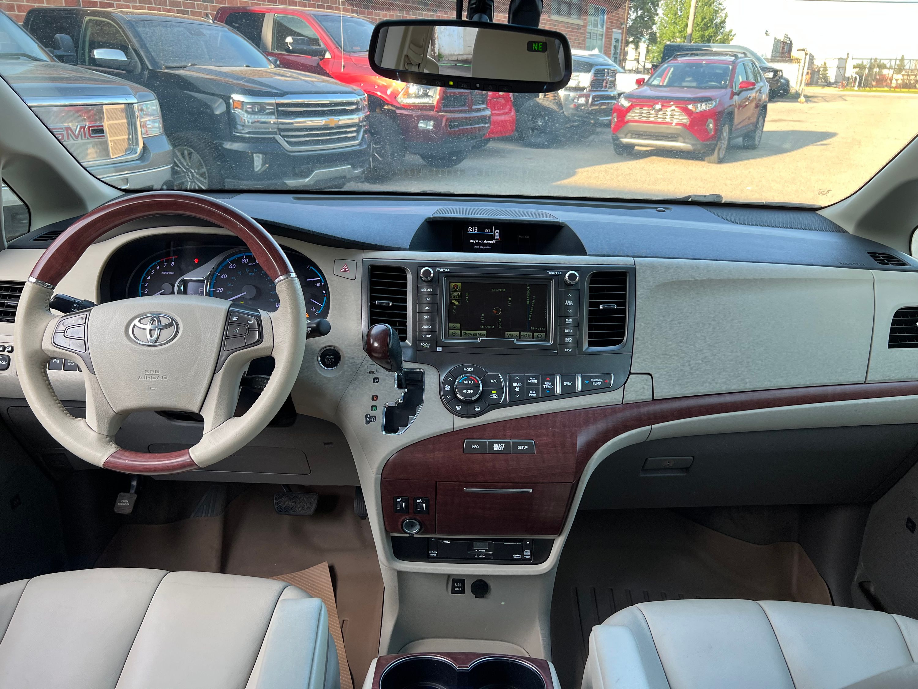2014 Toyota Sienna - Image 11