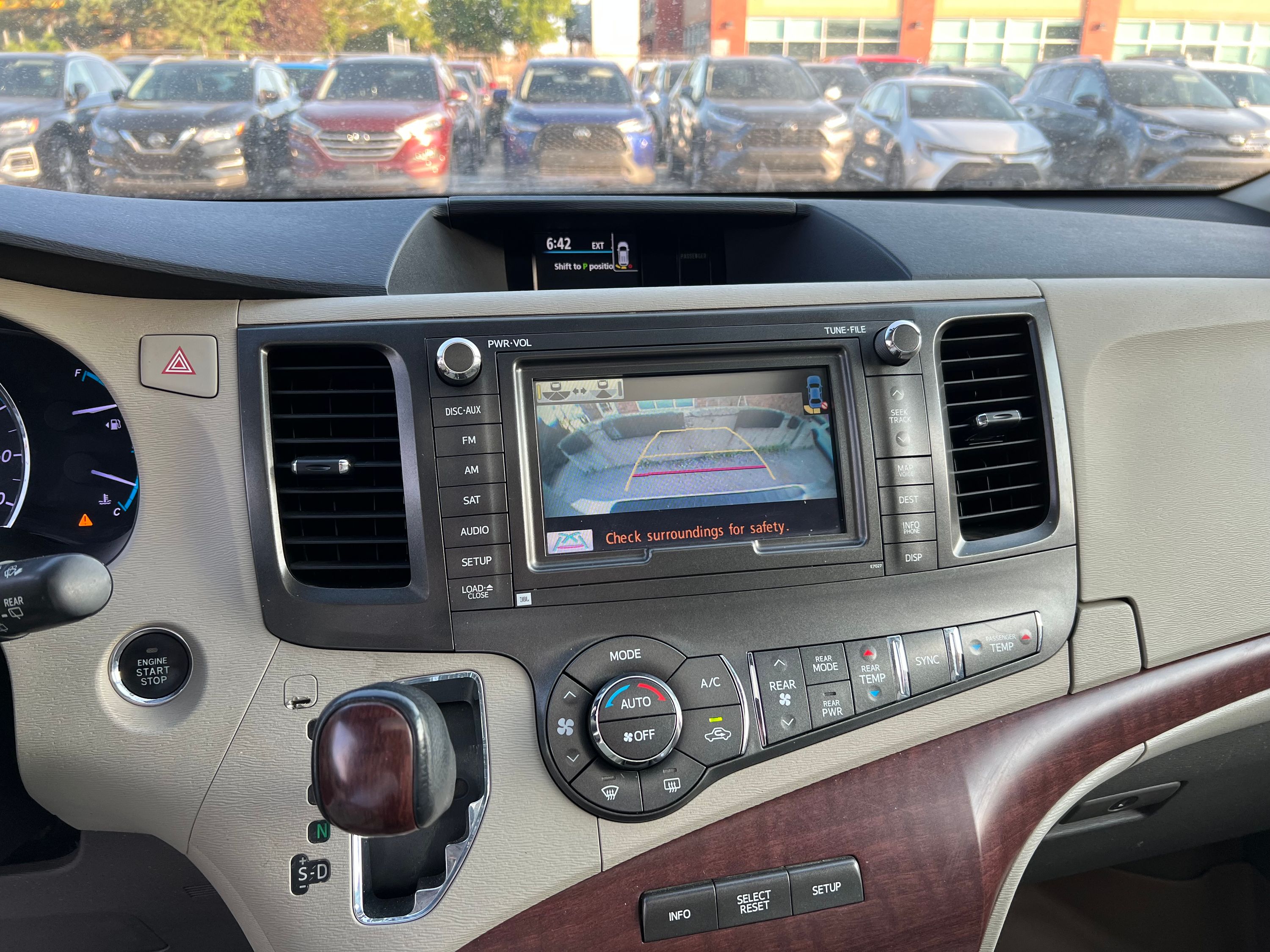2014 Toyota Sienna - Image 22