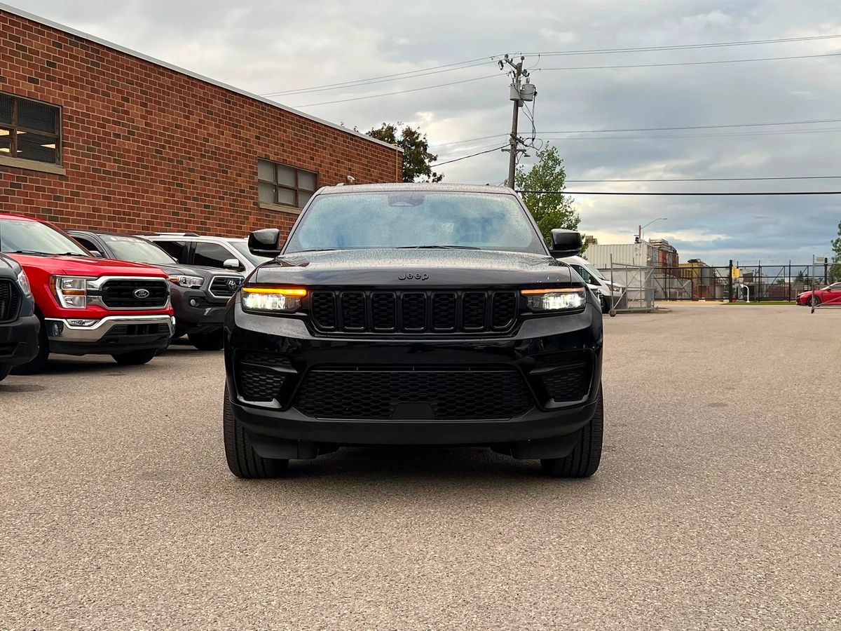 2025 Jeep Grand Cherokee Altitude - Image 2