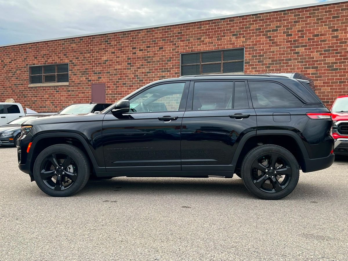 2025 Jeep Grand Cherokee Altitude - Image 8