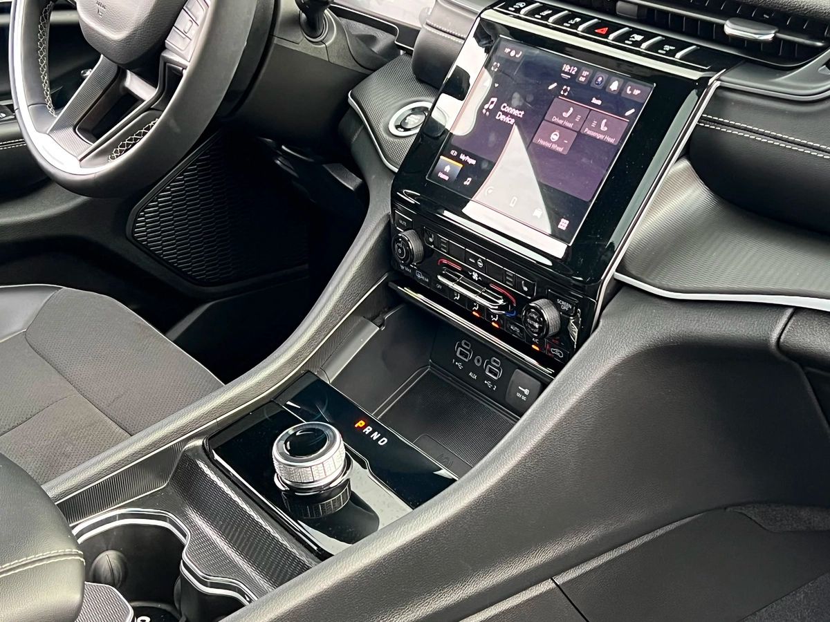 2025 Jeep Grand Cherokee Altitude - Image 10