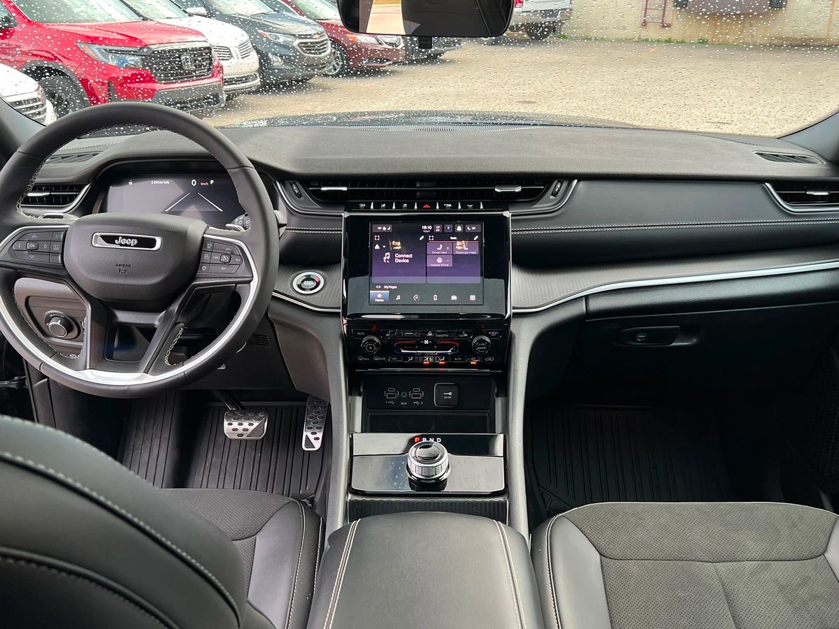 2025 Jeep Grand Cherokee Altitude - Image 11