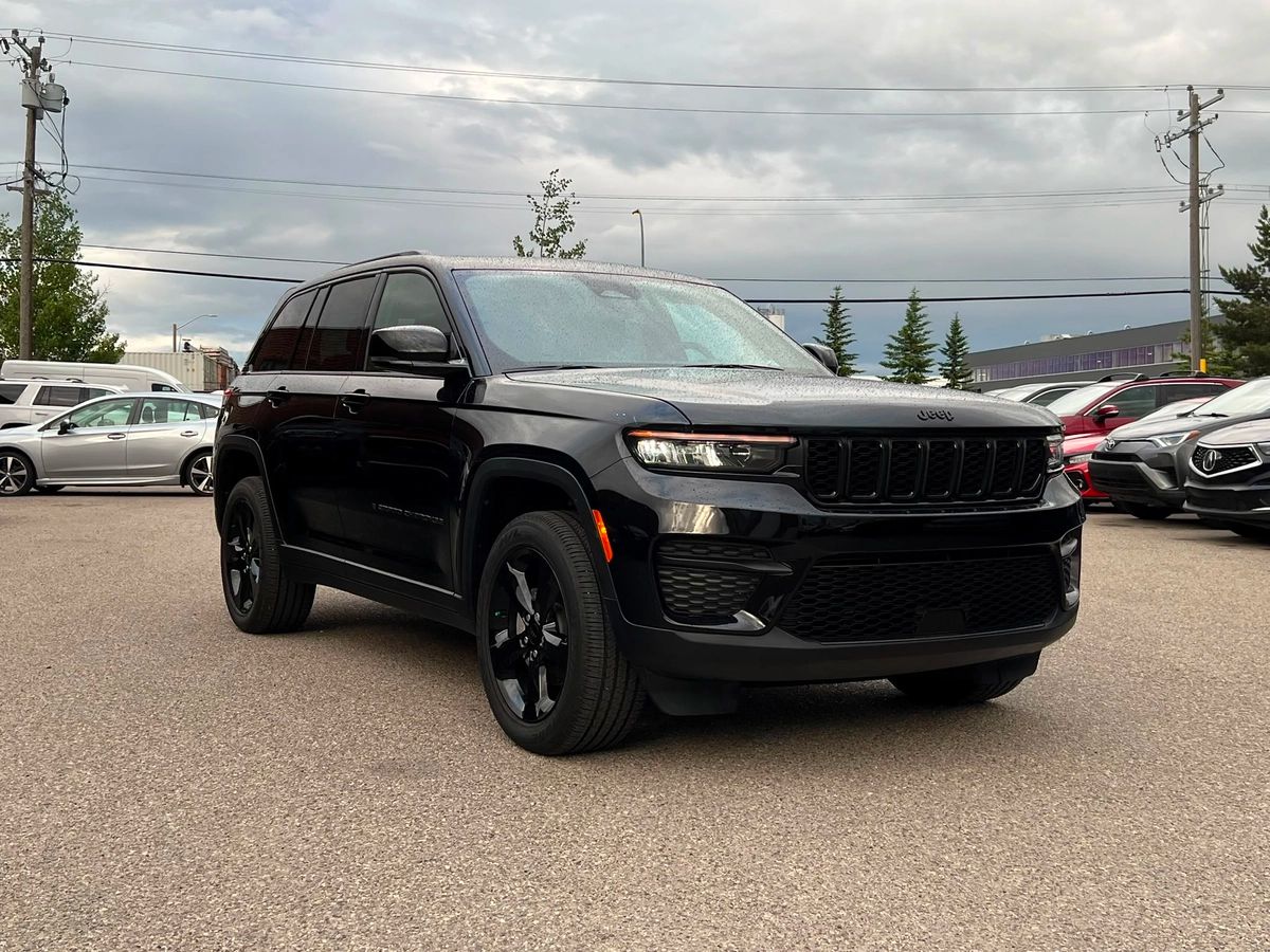 2025 Jeep Grand Cherokee Altitude - Image 3
