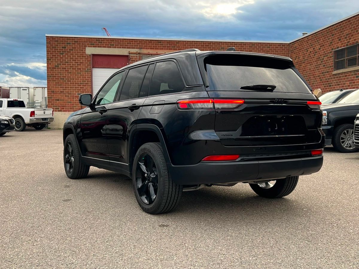 2025 Jeep Grand Cherokee Altitude - Image 5