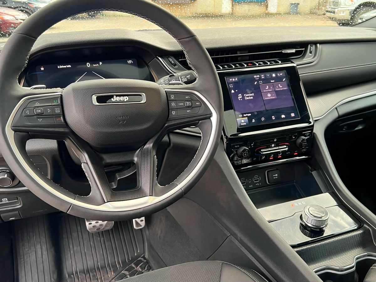 2025 Jeep Grand Cherokee Altitude - Image 13