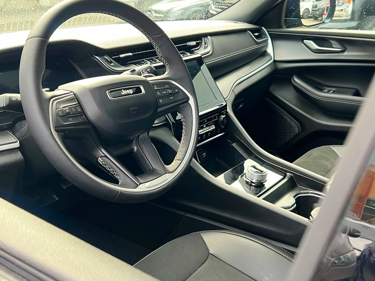 2025 Jeep Grand Cherokee Altitude - Image 16