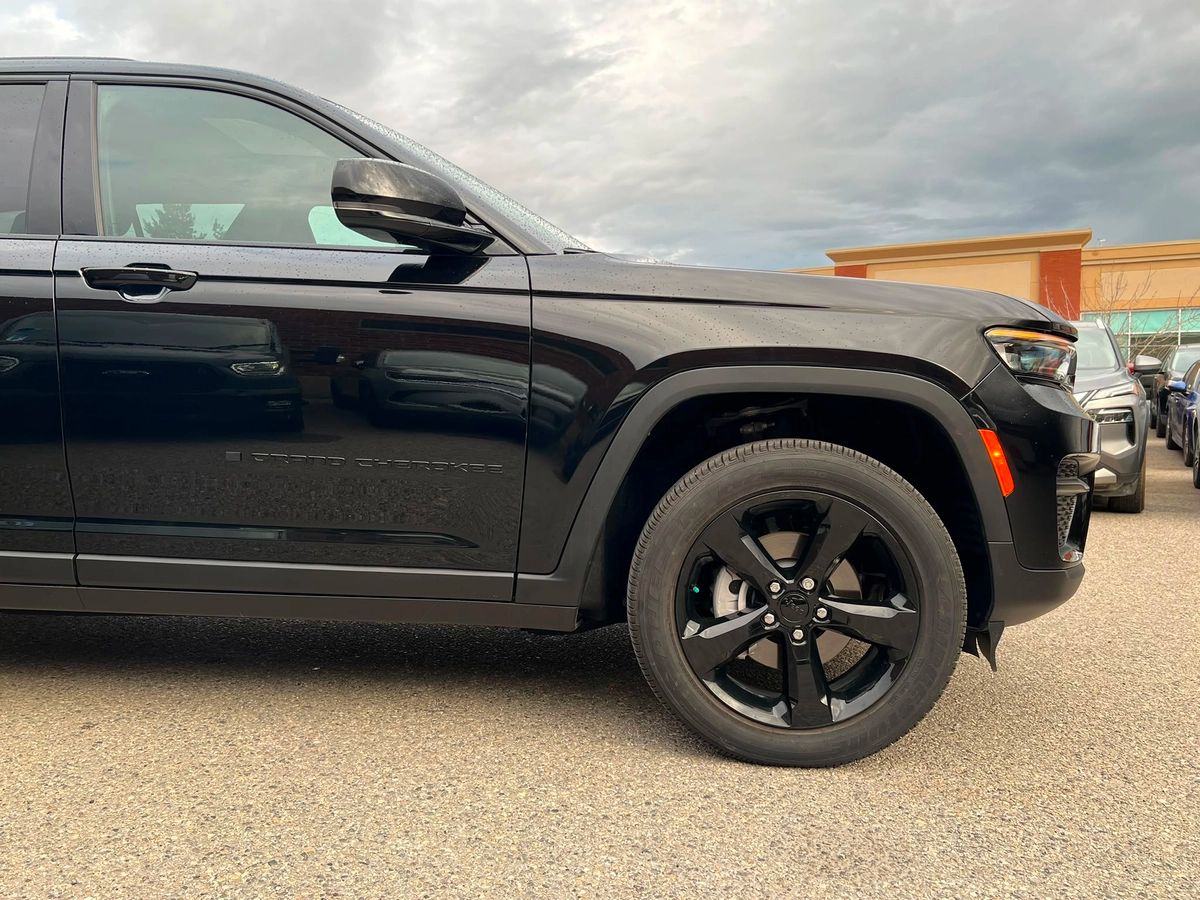 2025 Jeep Grand Cherokee Altitude - Image 9