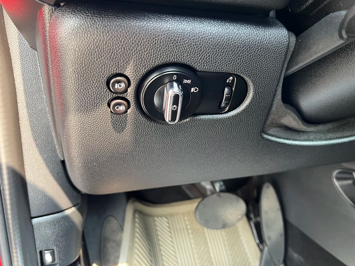 2015 MINI Cooper Base - Image 18