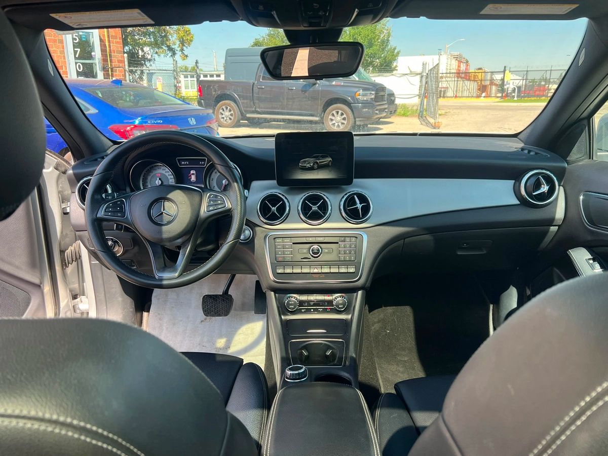 2017 Mercedes-Benz GLA Base - Image 12