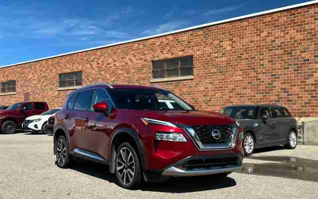 2021 Nissan Rogue Platinum - Request more images