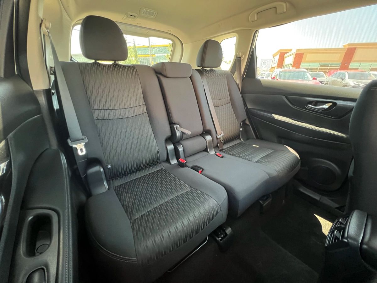 2018 Nissan Rogue SV - Image 14