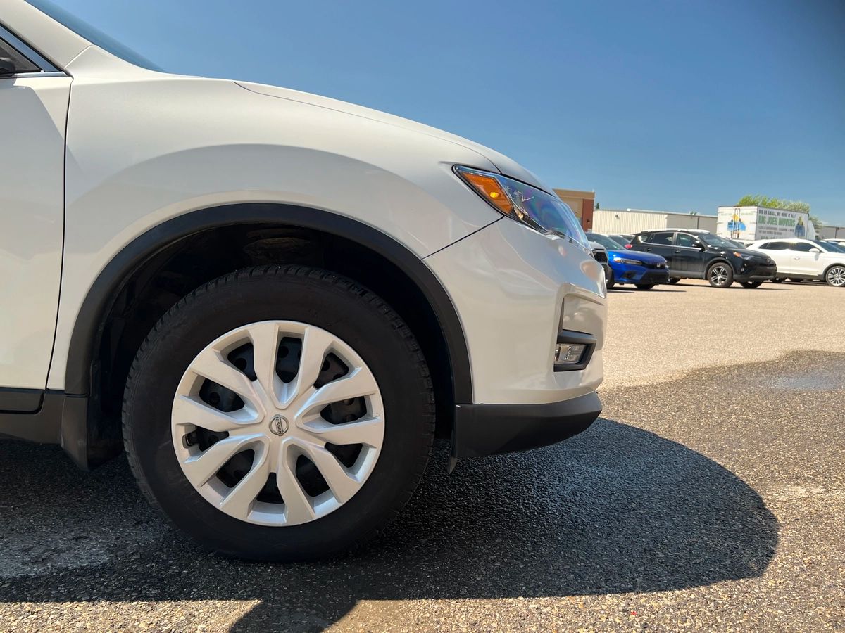 2018 Nissan Rogue SV - Image 9