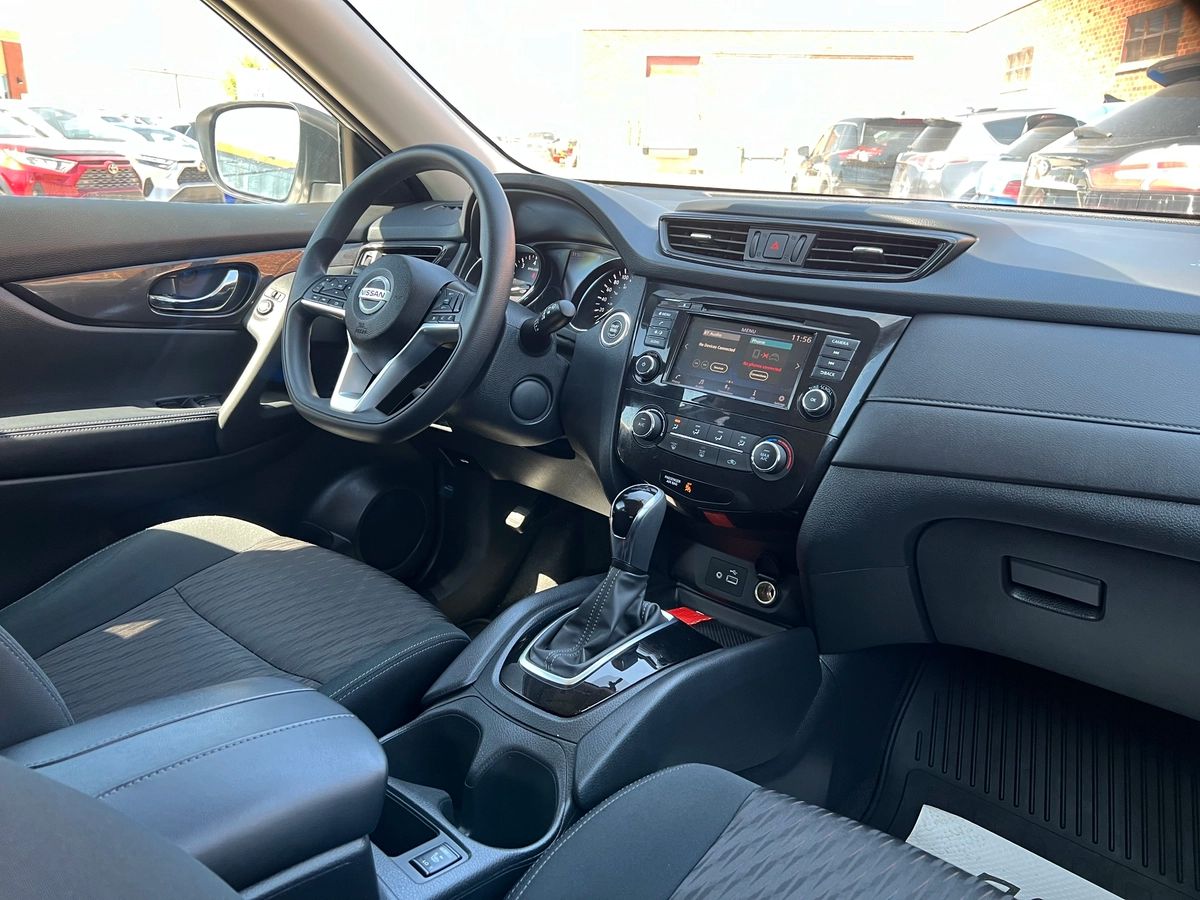 2018 Nissan Rogue SV - Image 13