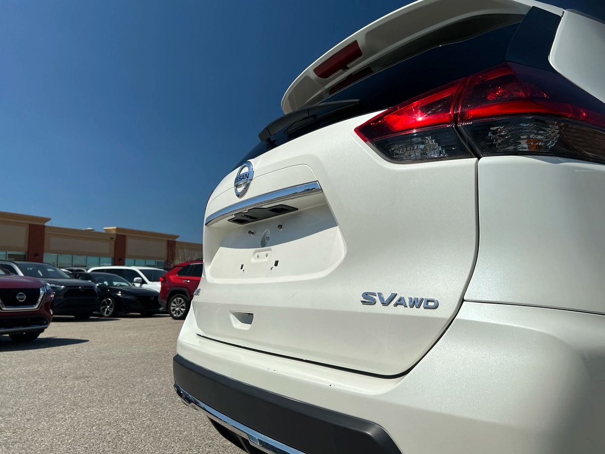 2018 Nissan Rogue SV - Image 10
