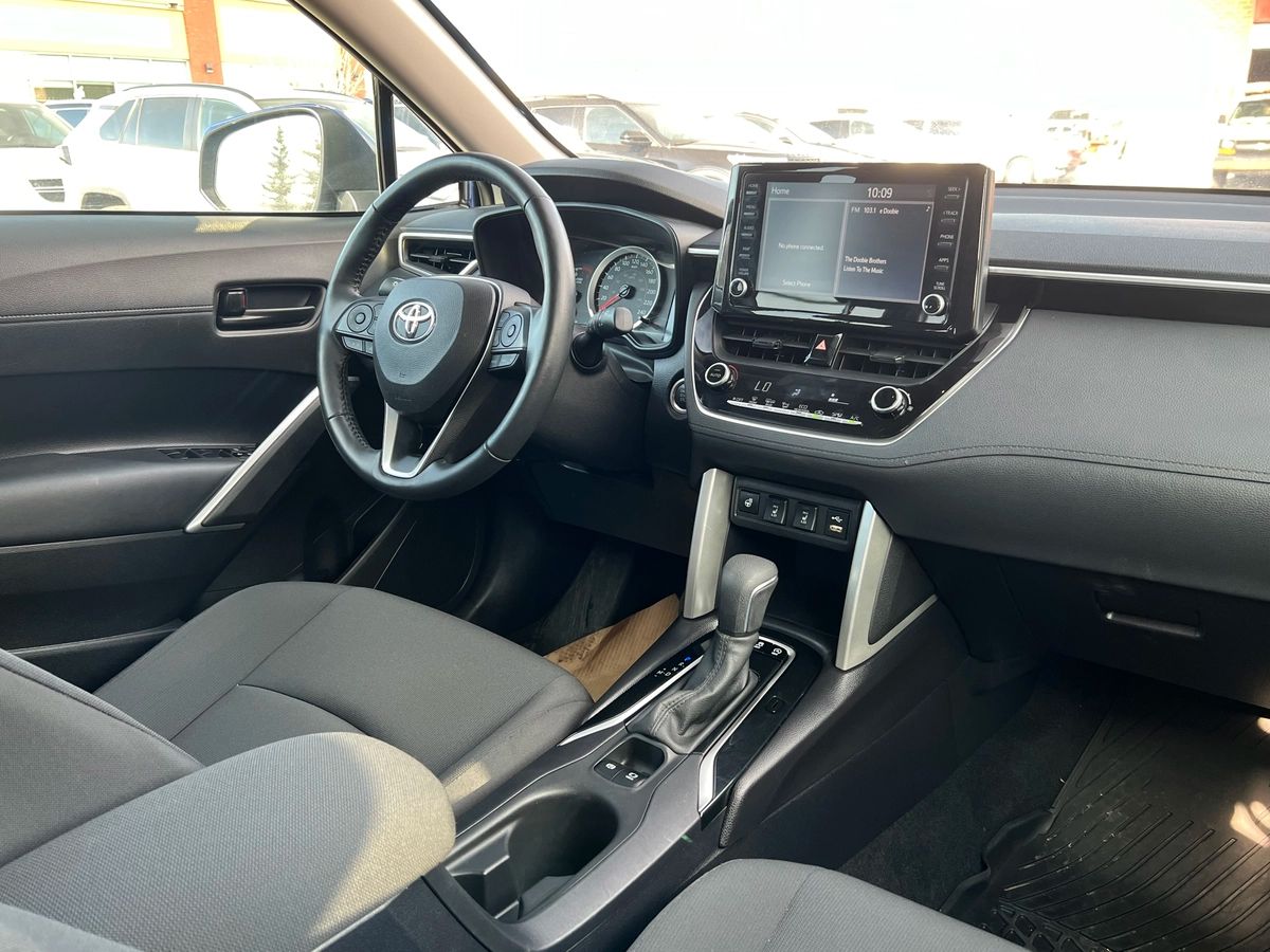 2022 Toyota Corolla Cross LE - Image 13
