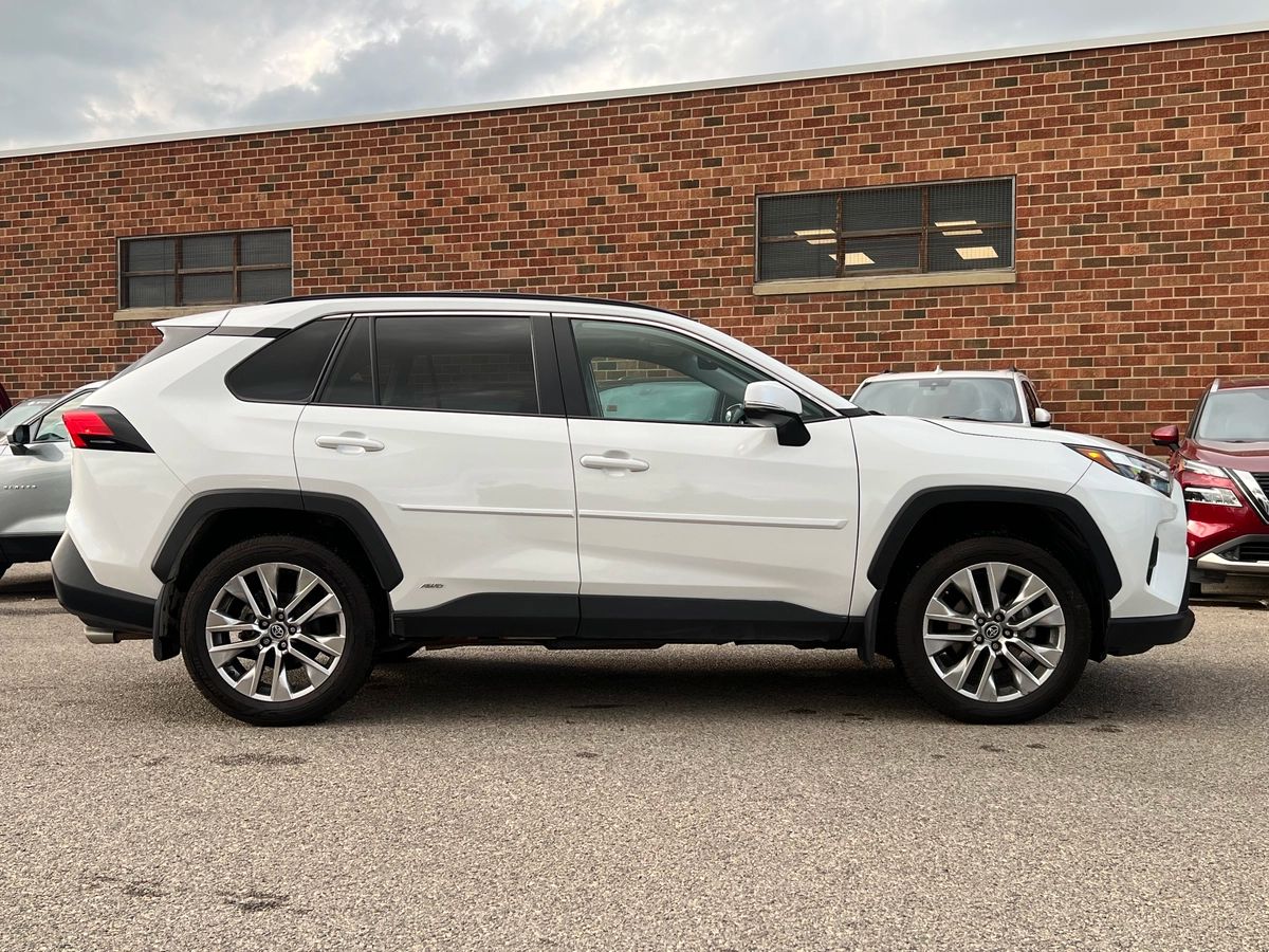2023 Toyota RAV4 Hybrid XLE - Image 8
