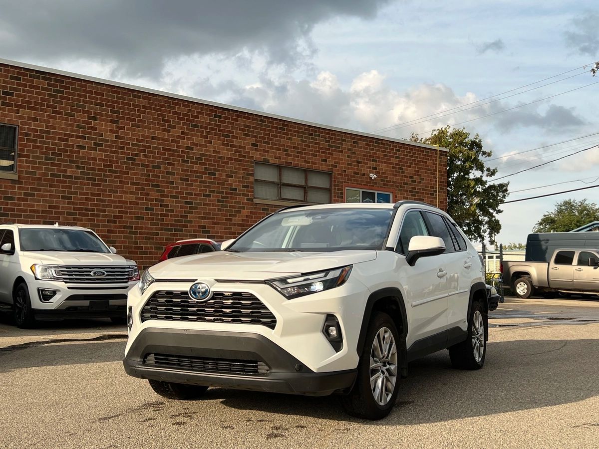 2023 Toyota RAV4 Hybrid XLE - Image 3